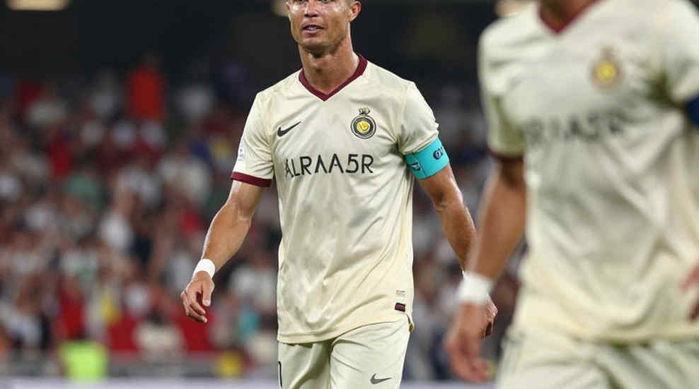 একটি কার্ড, তিনটি সিদ্ধান্ত: জাকার্তার দশজনের দেয়াল আর রেফারির স্কোরকার্ড একটি কার্ড, তিনটি সিদ্ধান্ত: জাকার্তার দশজনের দেয়াল আর রেফারির স্কোরকার্ড