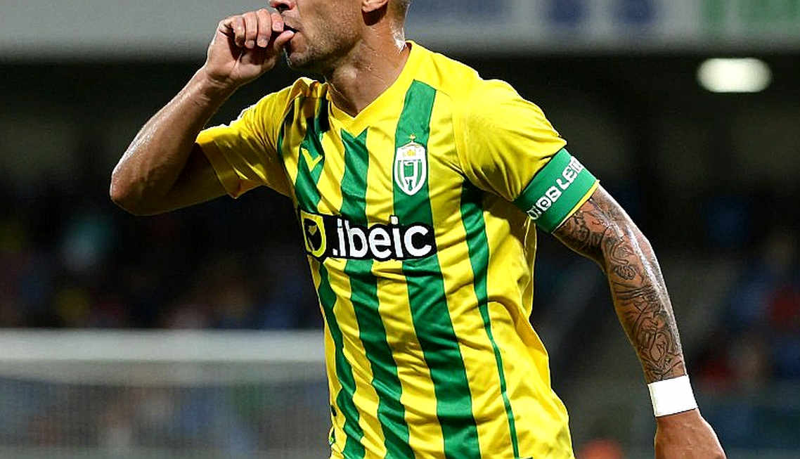 নিষ্ফলা অবরোধ: দখল যখন গোলের দিকে নয়, নিজের দিকেই হাঁটে