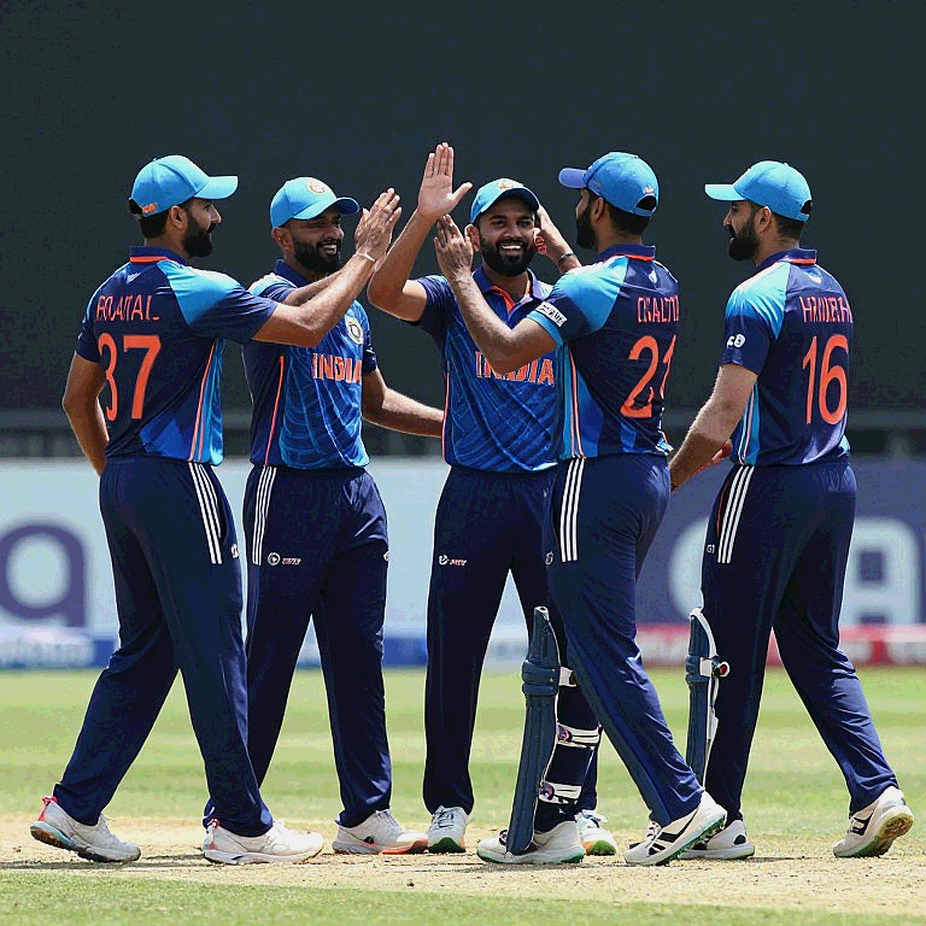 ট্রান্সফার উইন্ডোর ছায়ায় ক্রিকেট: ট্র্যাক ও সাঁতারে বিনিয়োগের নতুন সমীকরণ
